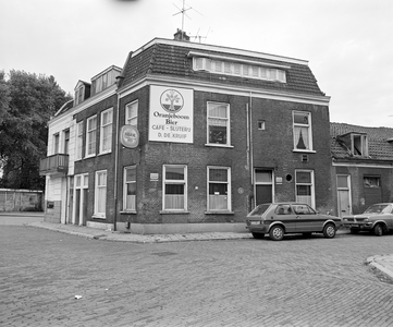 60547 Gezicht op café De Kruif (Koolstraat 2) te Utrecht, met links de ingang van de Dijkstraat met de huizen nrs. 5-6 ...